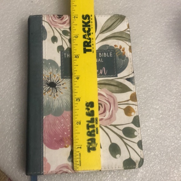 The pocket Bible Devotional for Women - Picture 2 of 12